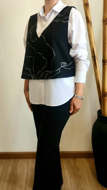 شومیز تترون کد S2 ست شده با محصول نیز در سایت موجود میباشد.