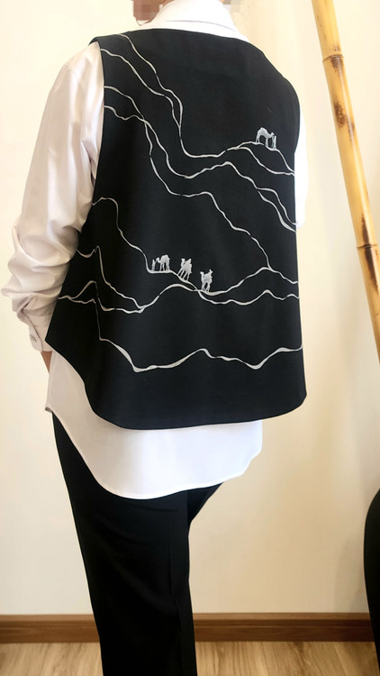 نقوش روی وست تماما کار دست بوده و با رنگهای مخصوص پارچه انجام شده است.طرح سفارشی نیز پذیرفته میشود.