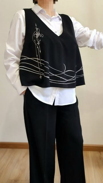 طراح روی وست قابل تغییر و سفارشی میباشد.شومیزهمرا با ست نمی باشد و به صورت جداگانه در سایت موجود میباشد.