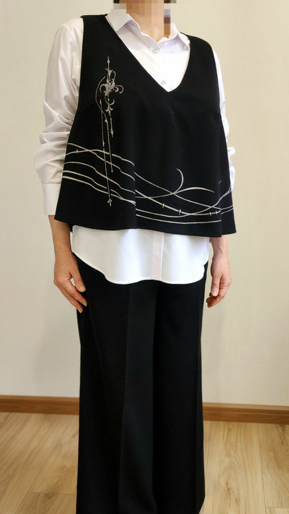 شومیز همراه ست نمی باشد و به صورت جداگانه در سایت موجود میباشد .